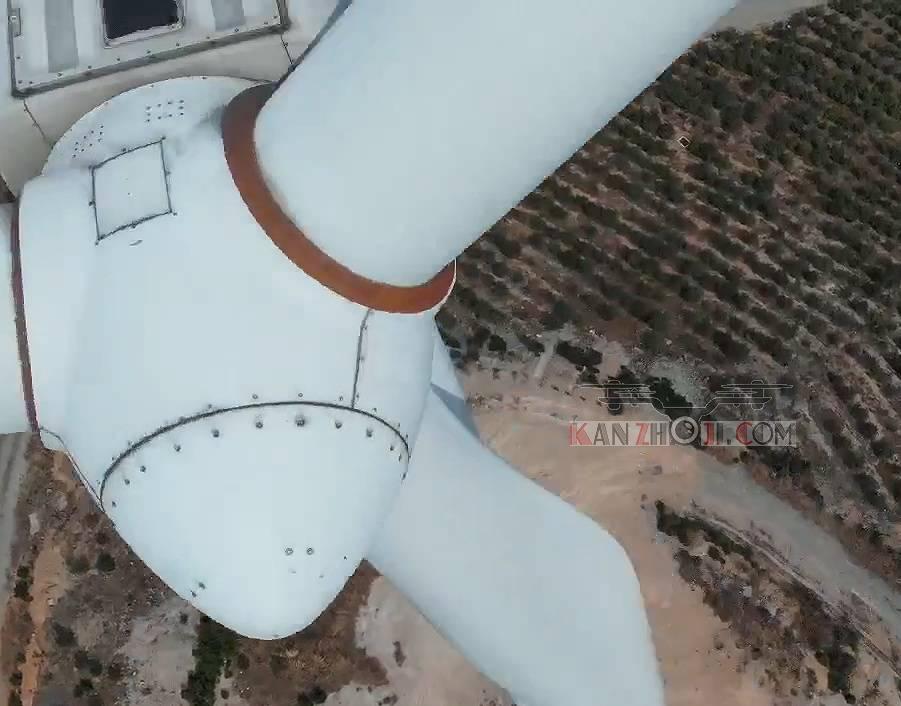 无人机飞到风力发电桨叶里徘徊 太惊险了！
