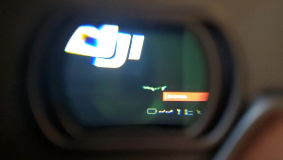 DJI fpv眼镜v2屏幕出现绿色的不规则的绿线，有一样的吗？