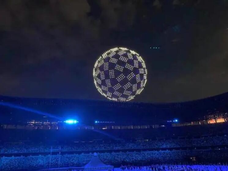 东京奥运会开幕式 1824架无人机组成会徽和地球