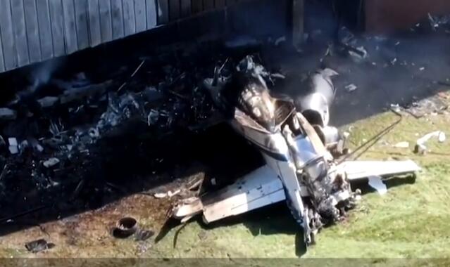 美国一架飞机撞建筑坠毁起火：大火燃烧20多分钟 机上4人死亡
