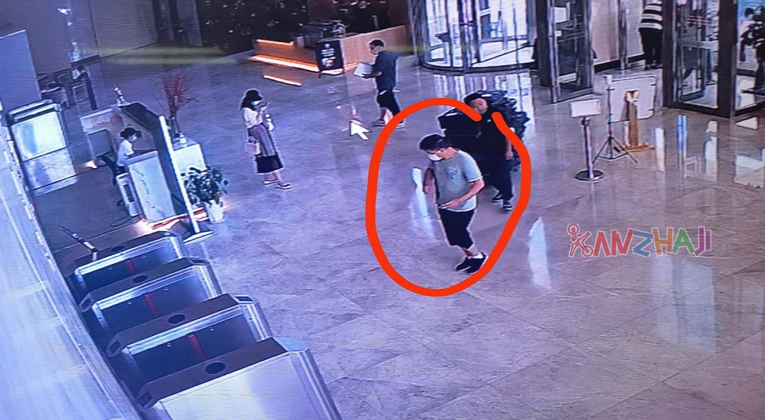 8月22日天津茂业大厦，一男子捡走他人飞丢的御2