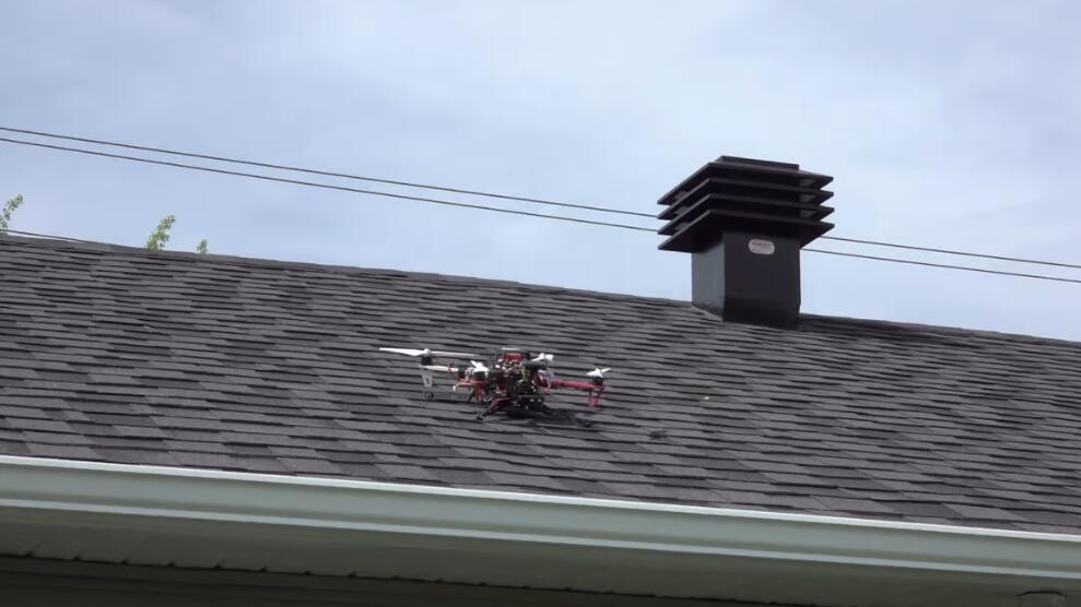新装置让四轴飞行器降落在60度倾斜的屋顶上
