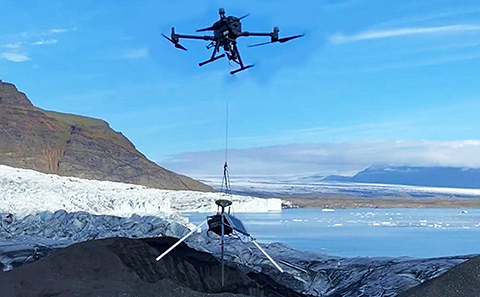 科学家使用无人机将传感器部署到冰川上以测量全球变暖