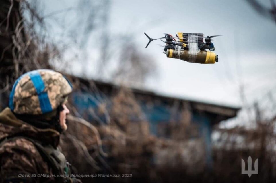 乌克兰士兵如何用炸药装备他们的FPV无人机