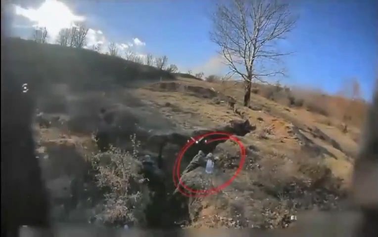 乌克兰FPV无人机击杀在前线吸大麻的俄罗斯士兵