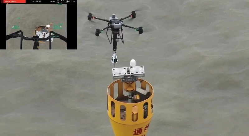 大疆运载无人机+机械臂！长江航道首次用无人机更换航标灯