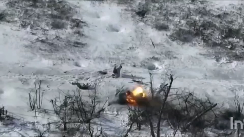 俄罗斯士兵依靠快速走位躲过乌克兰FPV无人机攻击