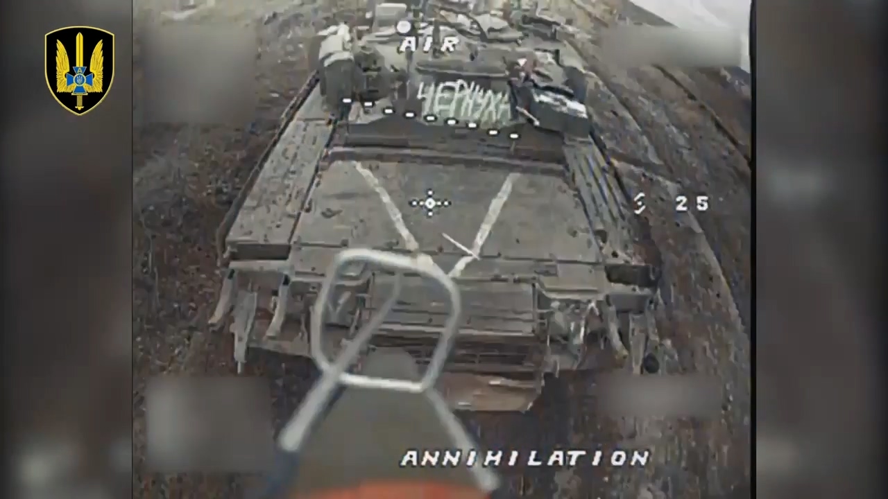 乌克兰无人机击中俄罗斯T-80坦克瞬间殉爆