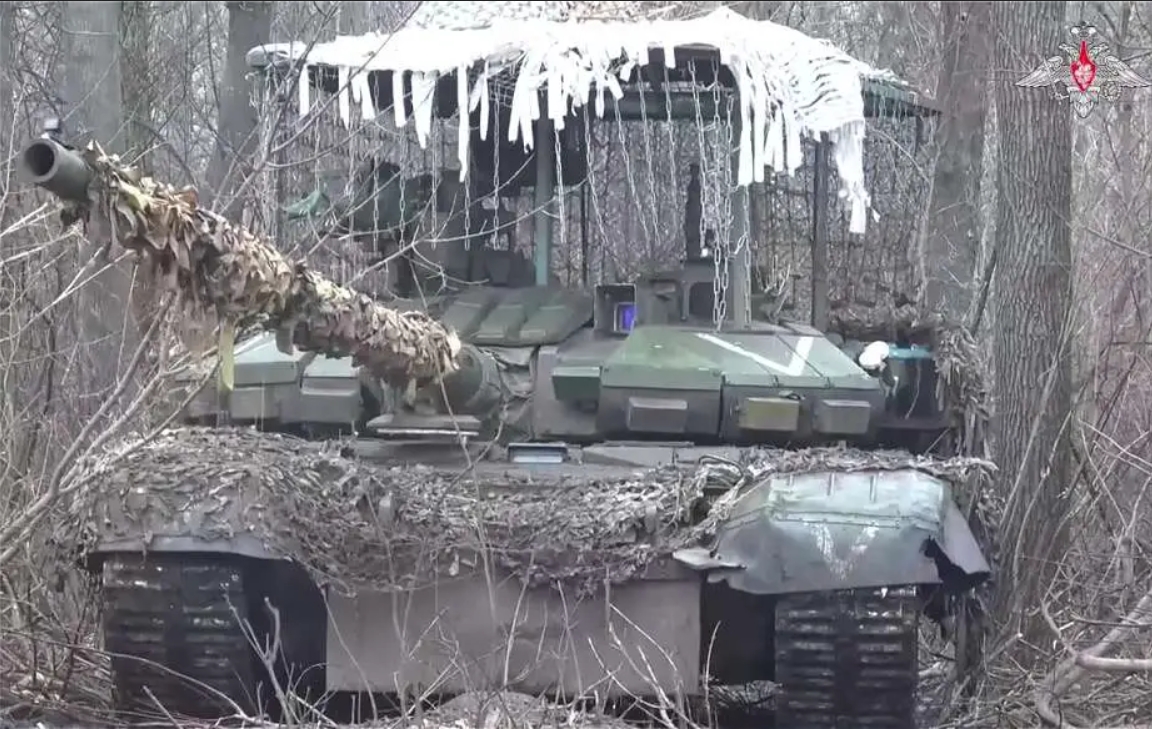 俄罗斯在乌克兰部署升级版T-90M坦克加强无人机防御