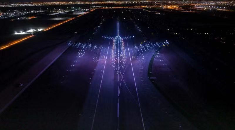 阿布扎比上空雄伟的无人机表演模拟空客A380降落