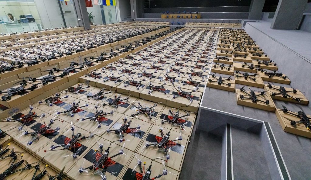 波罗申科向乌克兰军方移交2000架FPV无人机