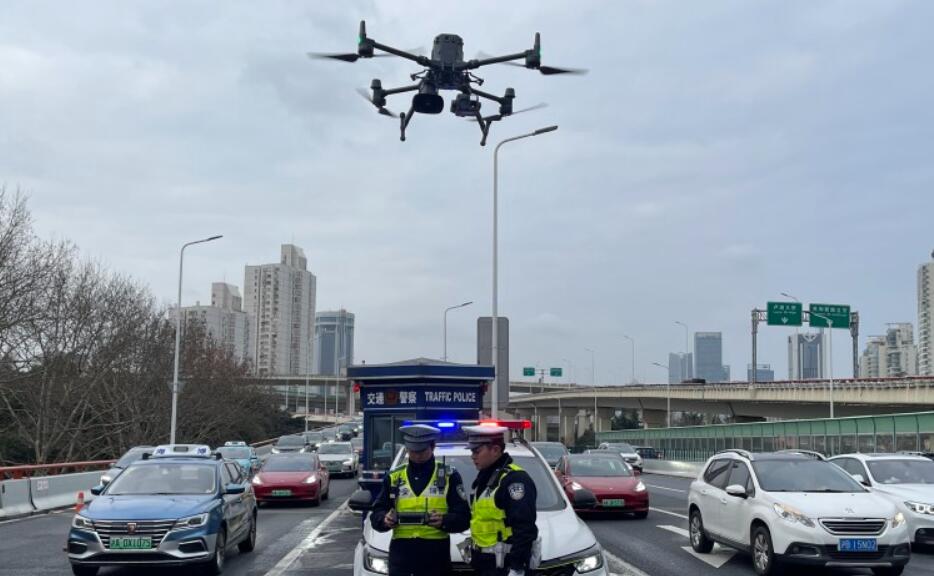 上海司机注意了！高架交警启用无人机抓拍刷手机违法行为