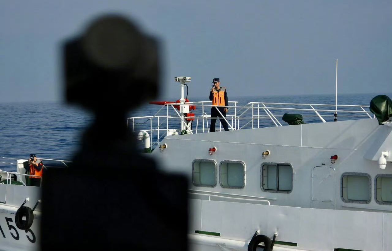 中国海警船与菲律宾海岸警卫队船对峙，双方持大疆Pocket口袋相机互拍