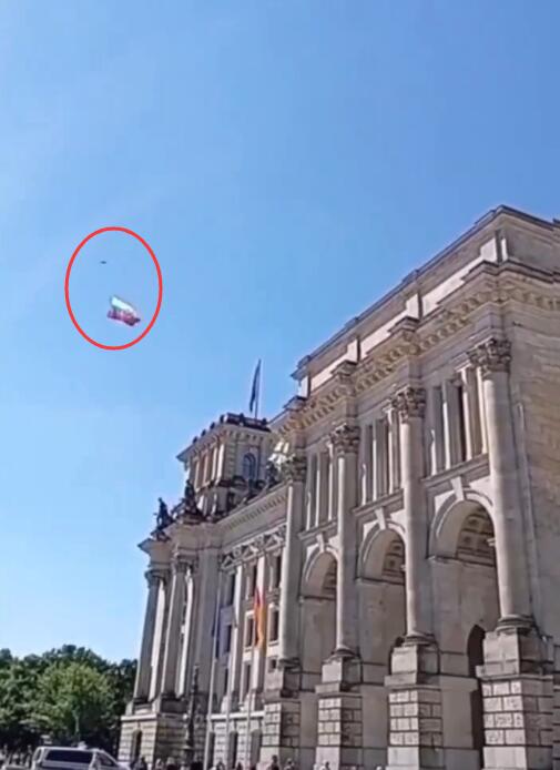 一架携带俄罗斯国旗的无人机飞向德国国会大厦